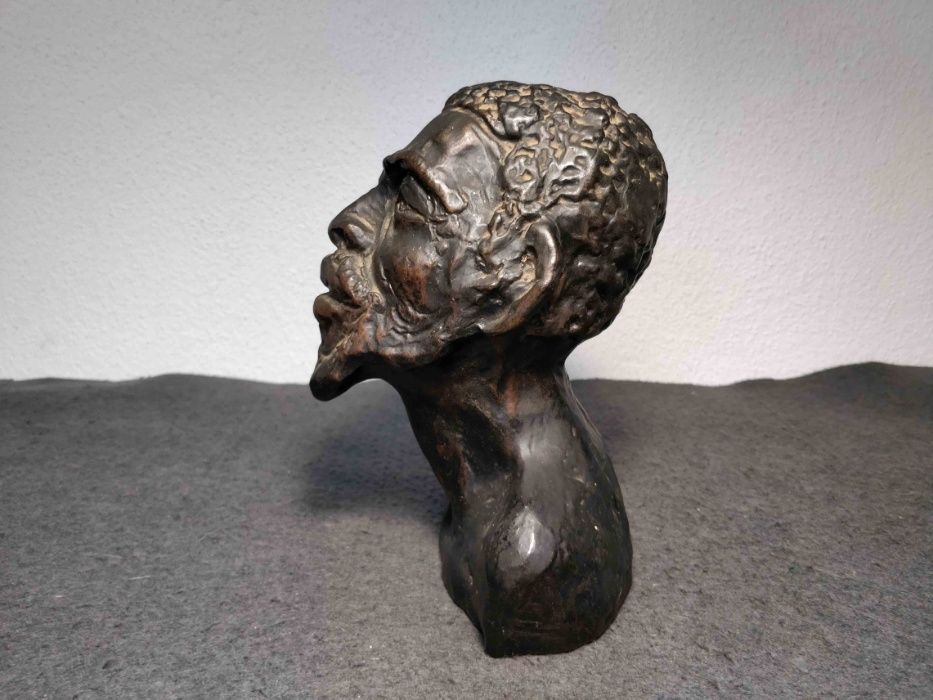 Escultura africana em ceramica assinada " Alcoa" Luanda