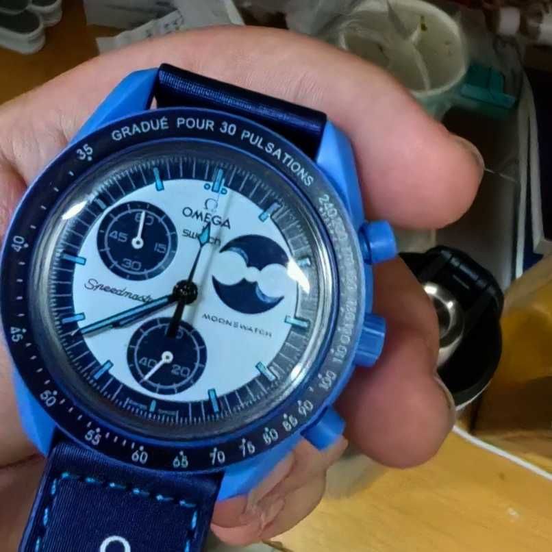 Super Blue Moon Chrono - designerski czasomierz z kosmicznym stylem!