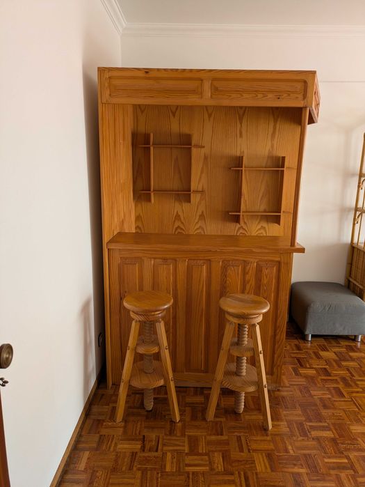 móvel bar em pinho com dois bancos