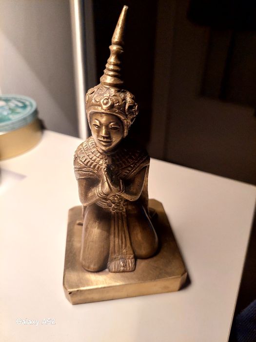 Figurka , rzeźba Budda , brąz lub mosiądz piękna , ciężka  solidna