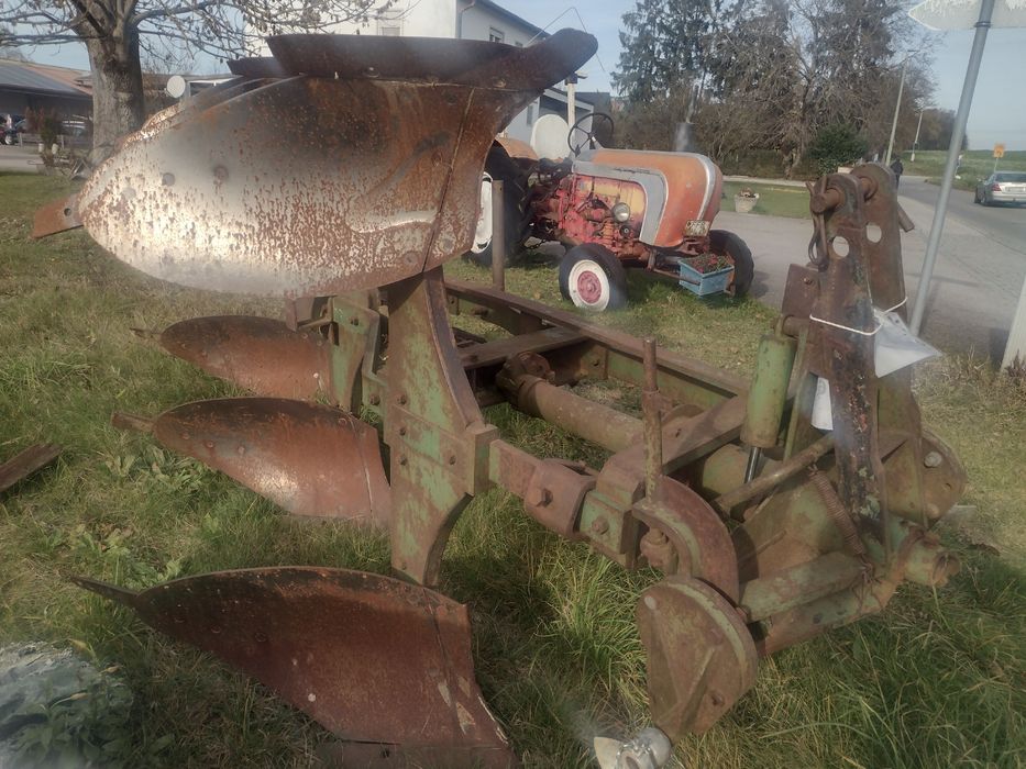 Pług 3 skibowy obrotowy Besson