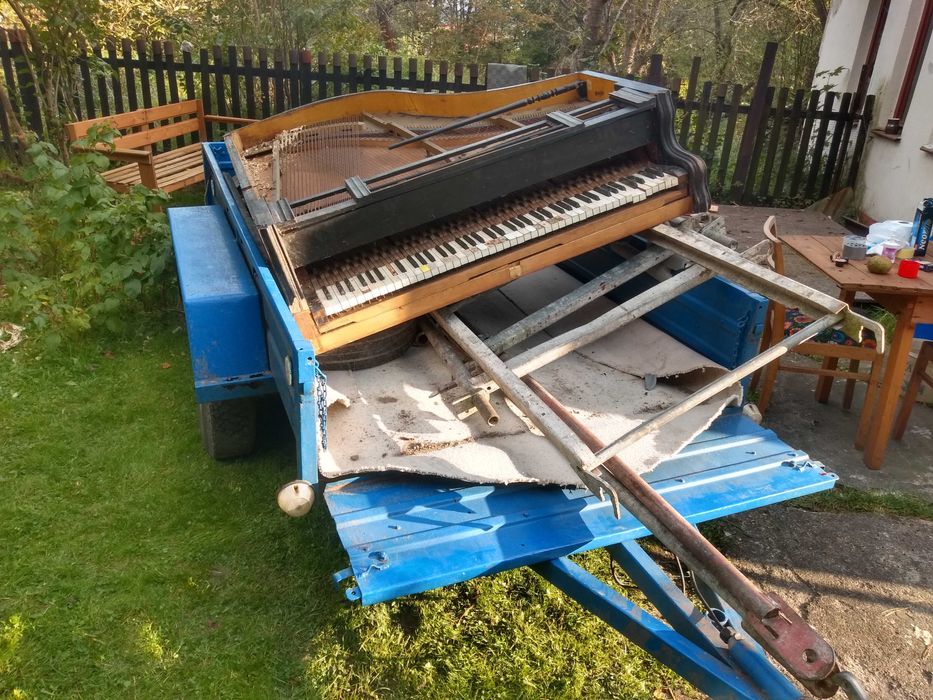 Stary, zgrabny fortepian wiedeński z 2 poł. XIX w. do renowacji; dekor