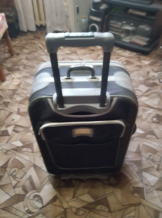 Продам чемодан на колесах