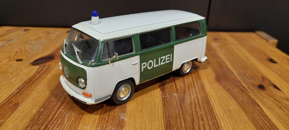 Model 1:24 Volkswagen Vw Transporter T2 Polizei Welly