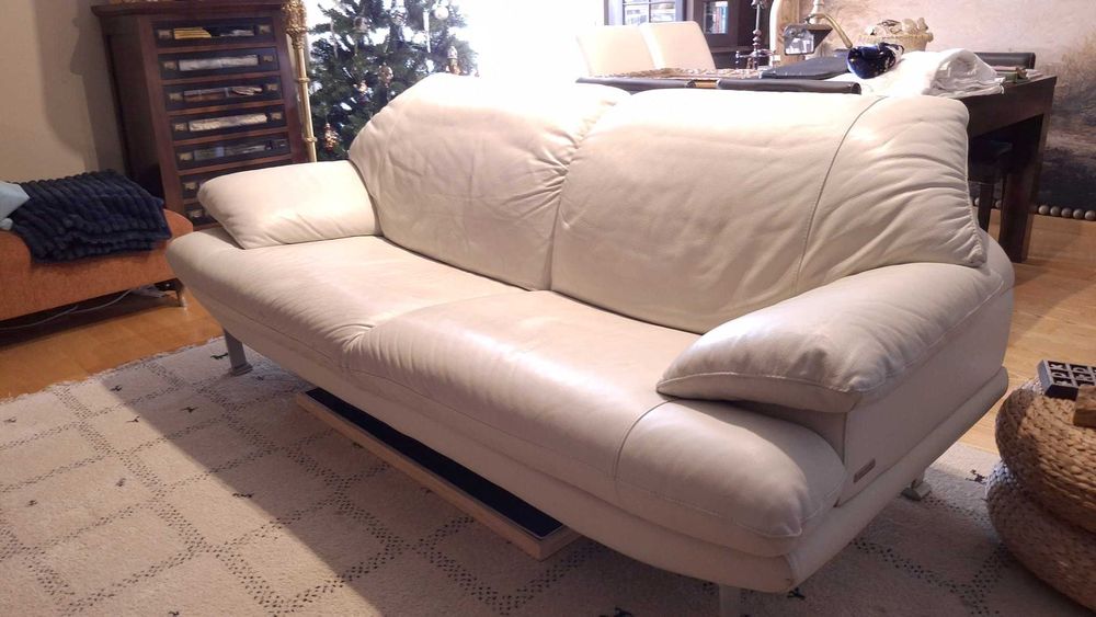 Sofá em pele cinza claro