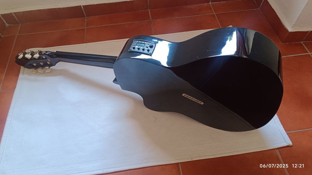 Violão elétrico.
