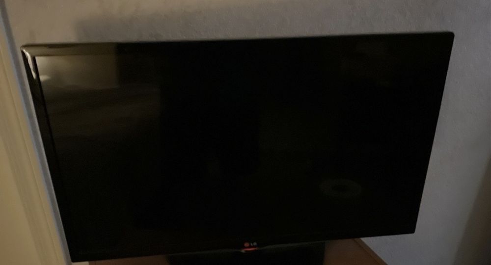 Vendo tv s LG 32 polegadas,  81 cm preto. Com suporte de parede