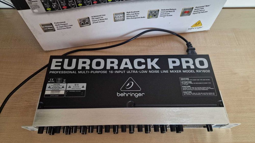 Behringer Eurorack PRO RX1602  ultraniskoszumowy 16-kanałowy mikser .