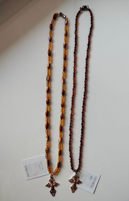 Крестик в позолоте на жгутике, бусах Новый