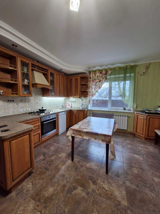 Продаж будинку 214  кв. метрів в 40 км від Києва.