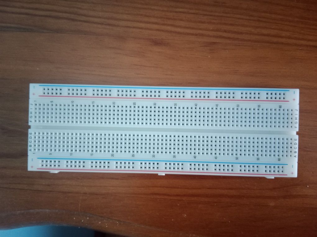 Breadboard 830 pontos