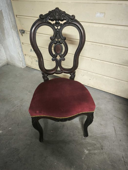 Par de cadeiras em veludo e madeira nobre