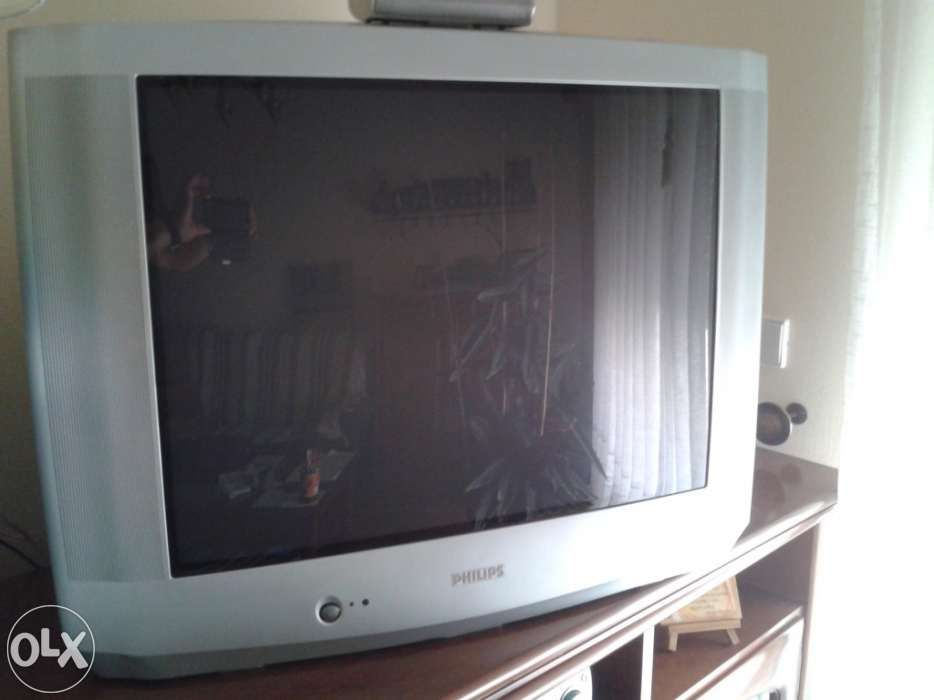 Televisor de 72cm , Philips com comando, tem 2 scarts.