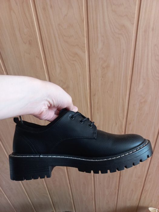 Czarne buty wiązane