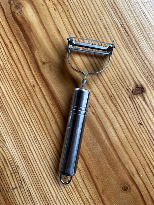 Овочечистка з нержавіючої сталі