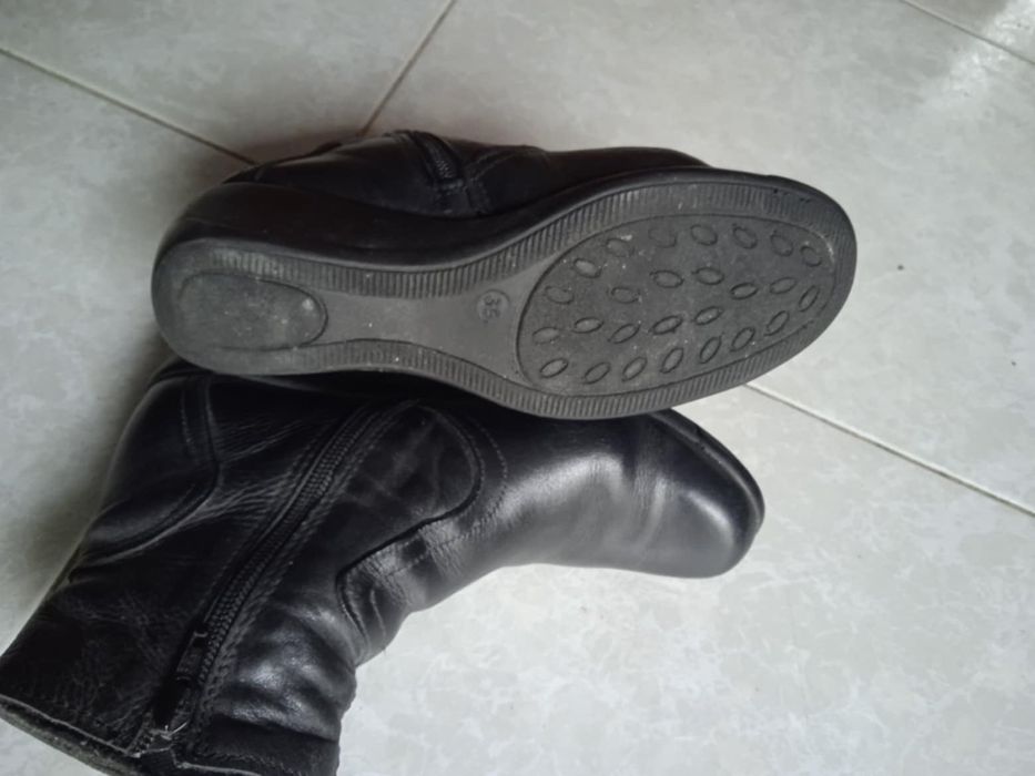 Vendo botas usadas em pele Nº35