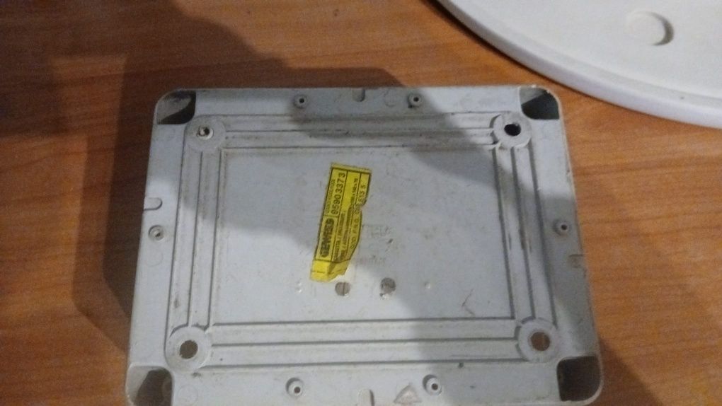 Caixa eléctrica em bom estado