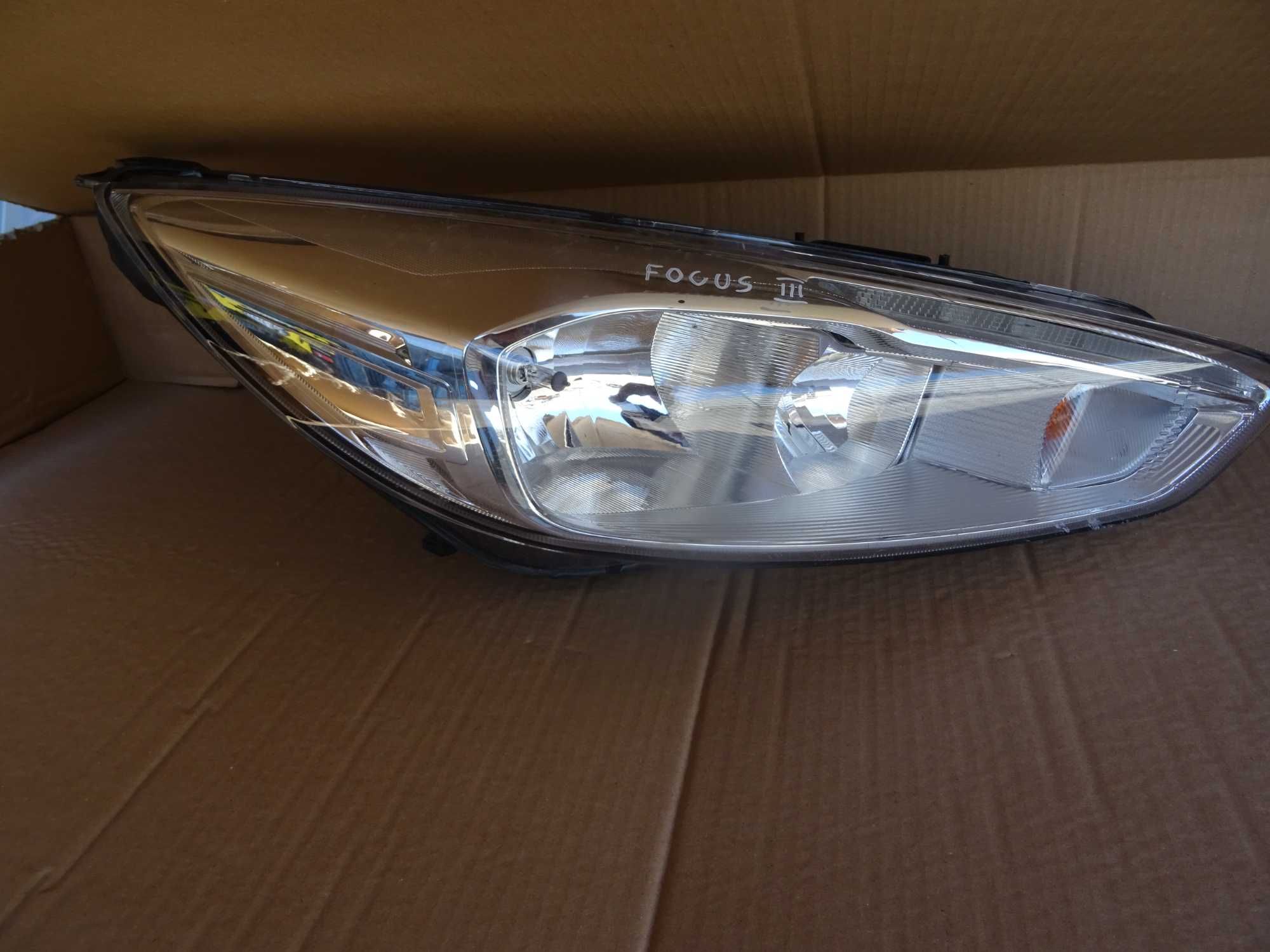 Lampa Prawa Przód Ford Focus Mk3 Lift LED (Uszkodzona - na części)
