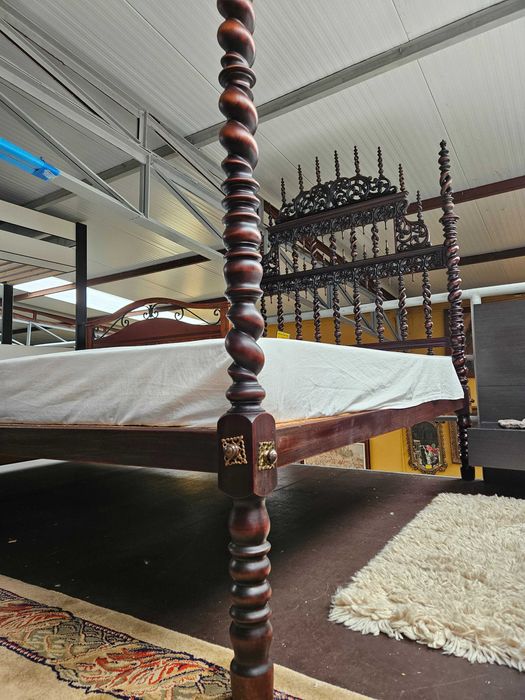 Imponente cama antiga com estrado e colchão - óptimo esta