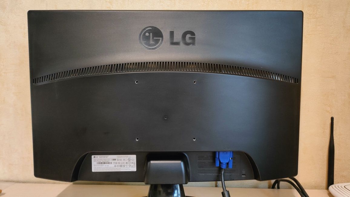 Монітор LG FLATRON W2243S-PF  і  Адаптер HDMI - VGA