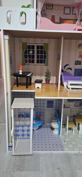 Duży drewniany domek dla lalek