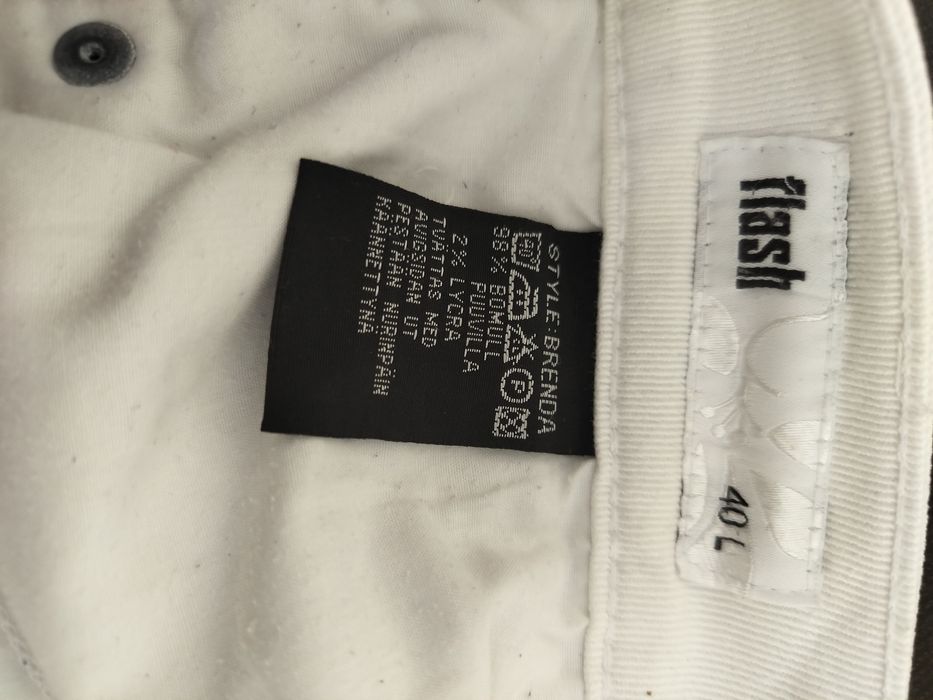 Białe jeansy damskie