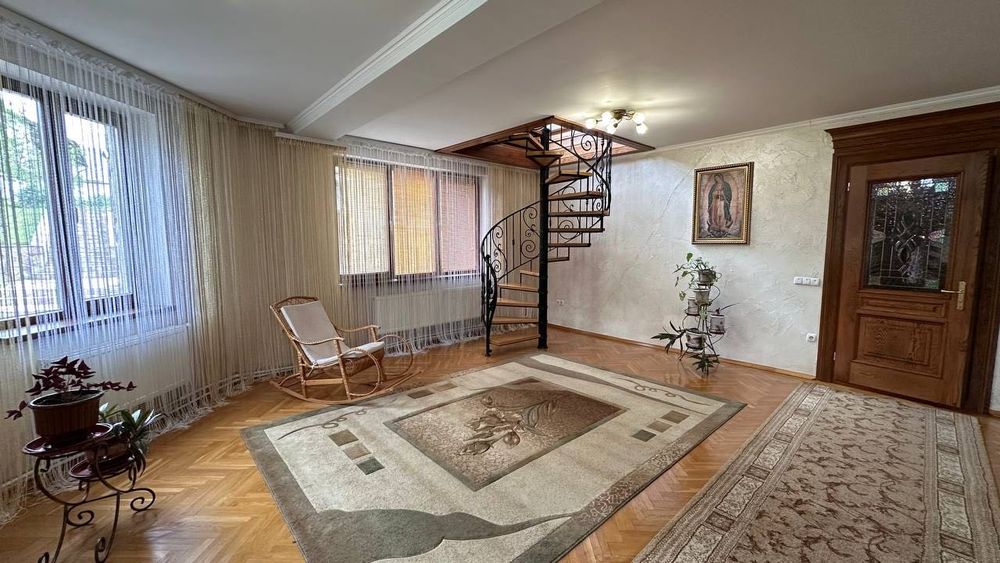 Продаж особняка в центрі міста