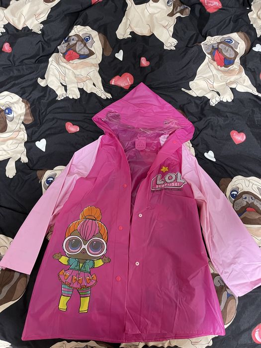 Красивый и новый дождевик на девочку лет 9-11!С капюшоном