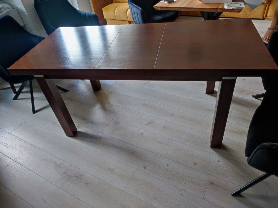 Stół drewniany z krzesłami