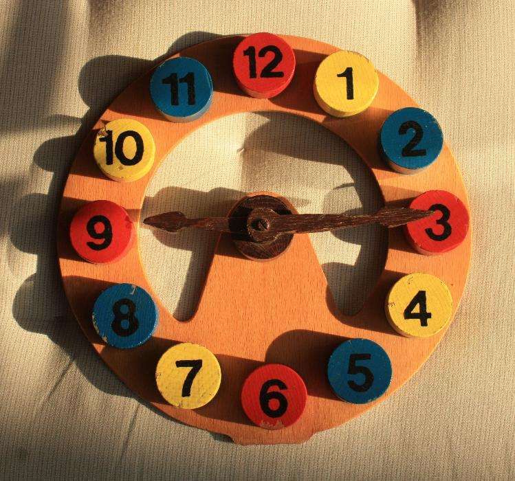 Relógio de madeira para a criança brincar e aprender as horas