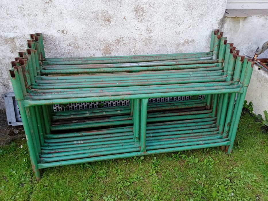 Rusztowanie warszawskie PRL masywne.