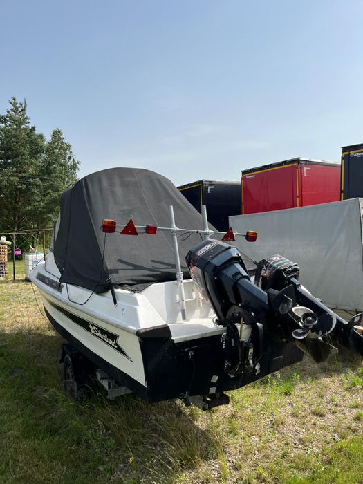 Łódź motorowa z dwoma silnikami