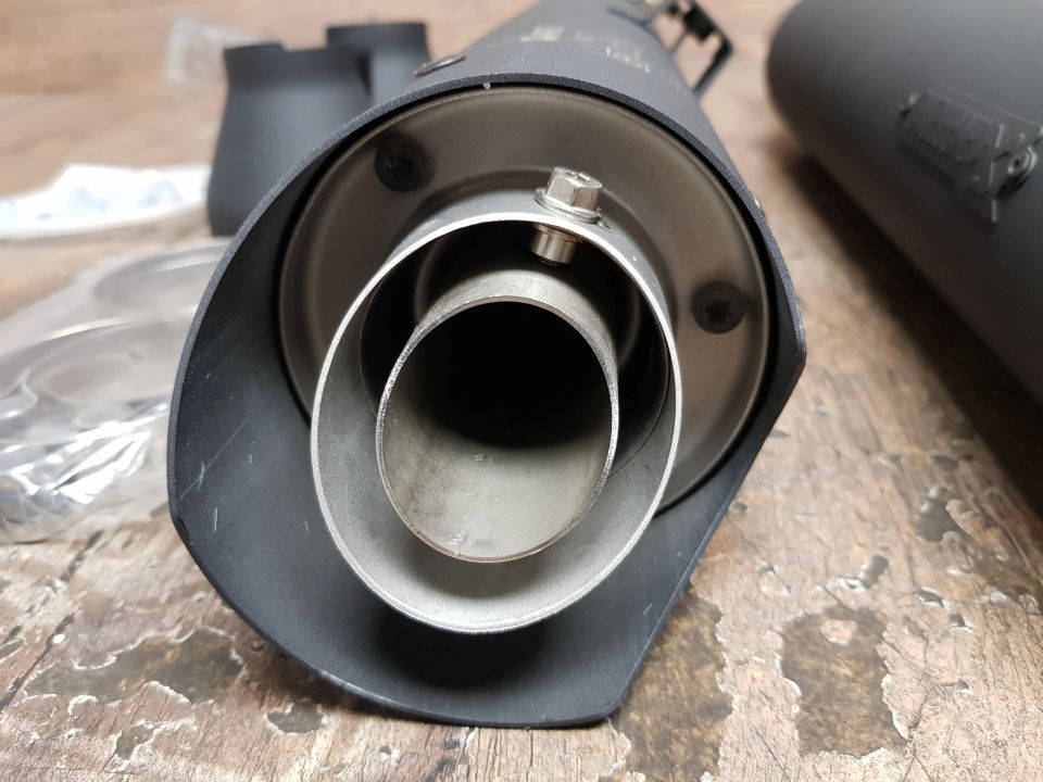 Fabrycznie nowe tłumiki Akrapovic Harley Davidson Sportster