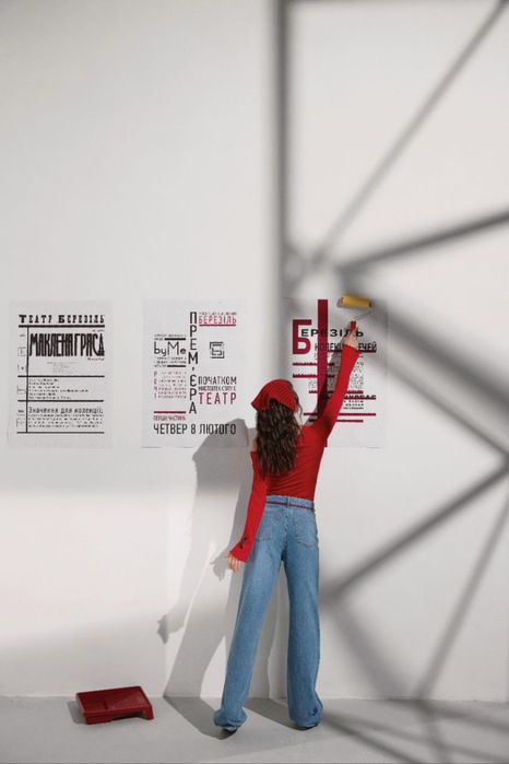 Червоний лонгслів tm byMe зі спущеним плечем