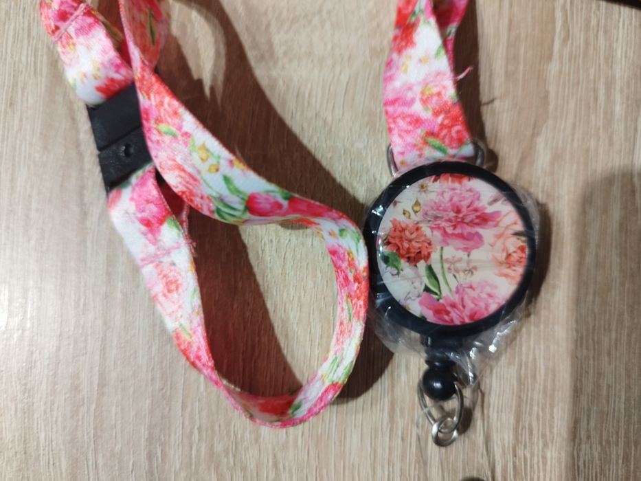 Smyczka w różowe kwiaty z retraktorem