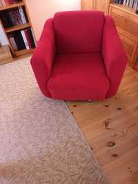 fotel obrotowy w kolorze czerwonym