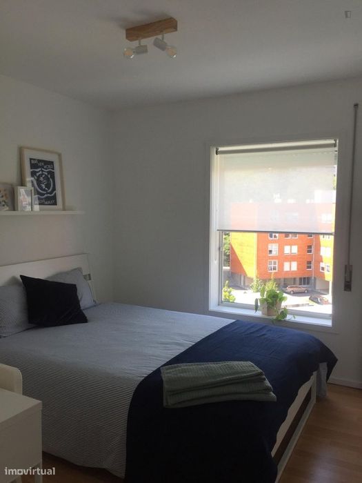 358025 - Quarto com cama de casal em...