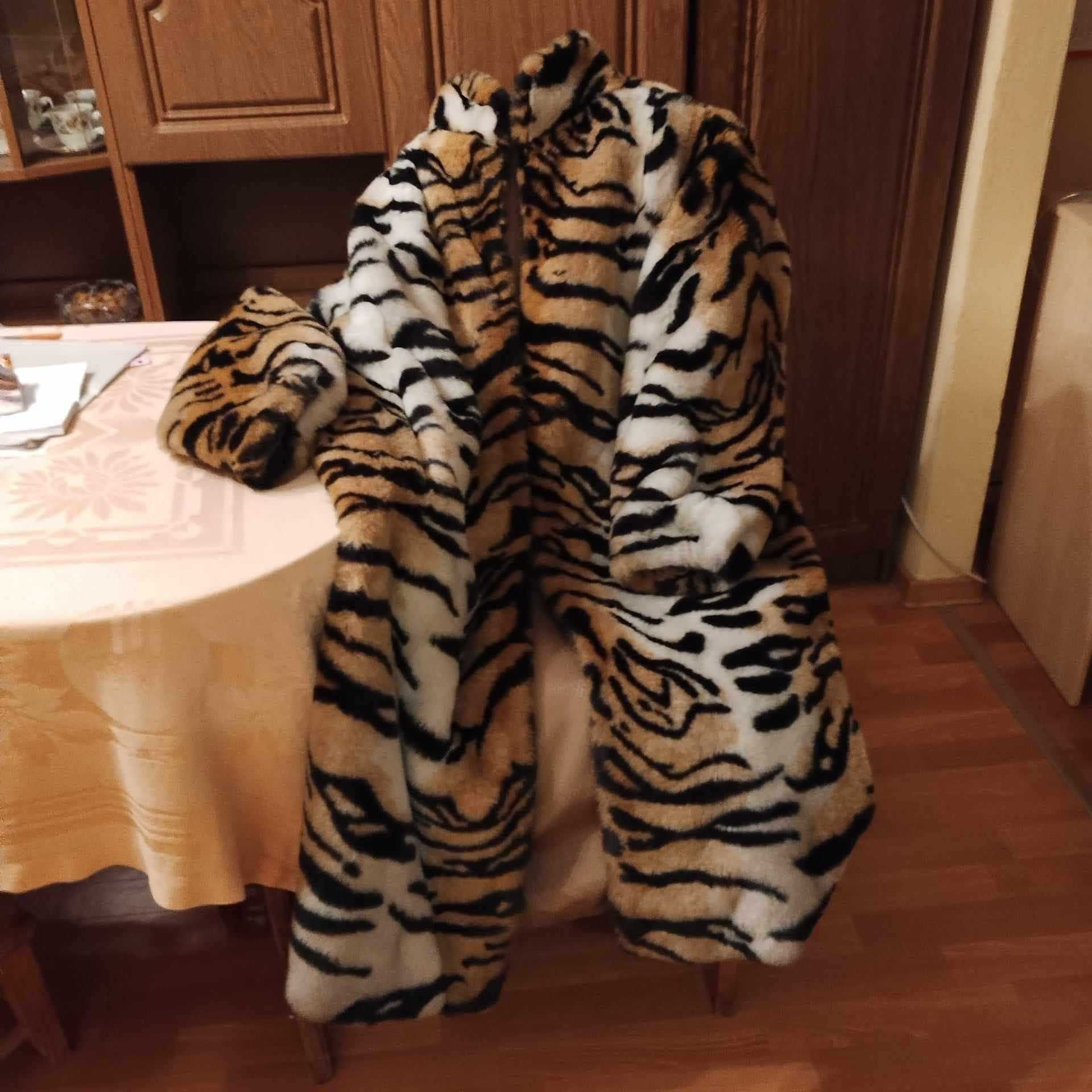 Płaszcz z futra tygrysiego