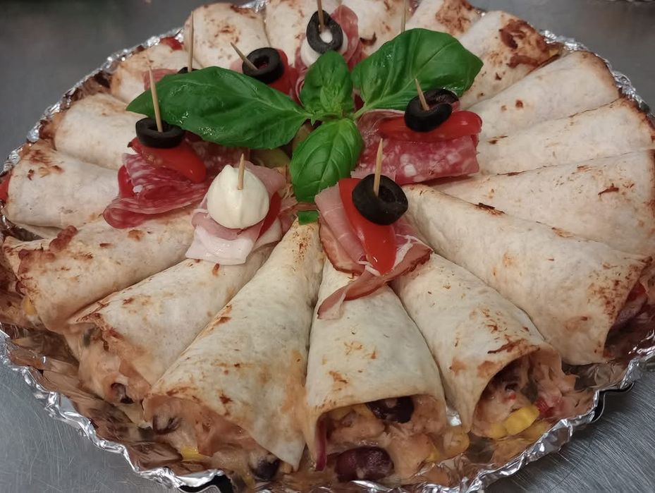 Catering okolicznościowy . Przekąski bankietowe