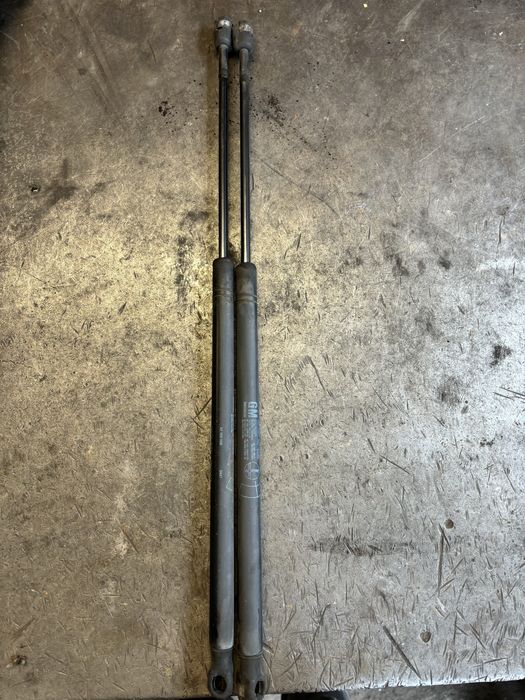 Siłowniki Klapy Pokrywy Bagażnika Opel Meriva A