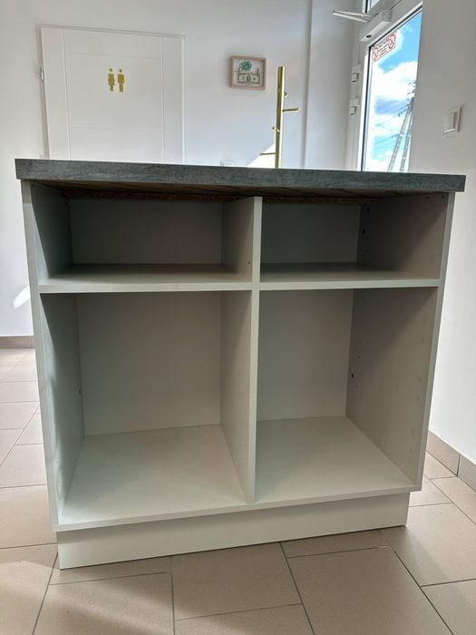 Szara recepcja z szafkami