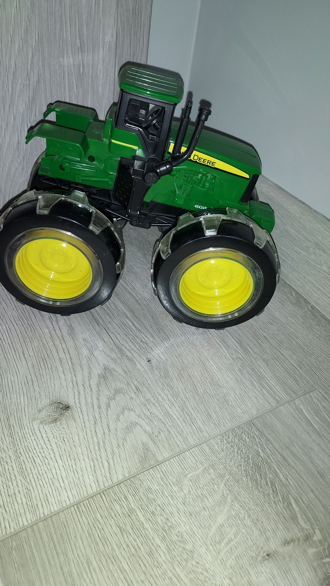 John Deere Monster  świecące opony