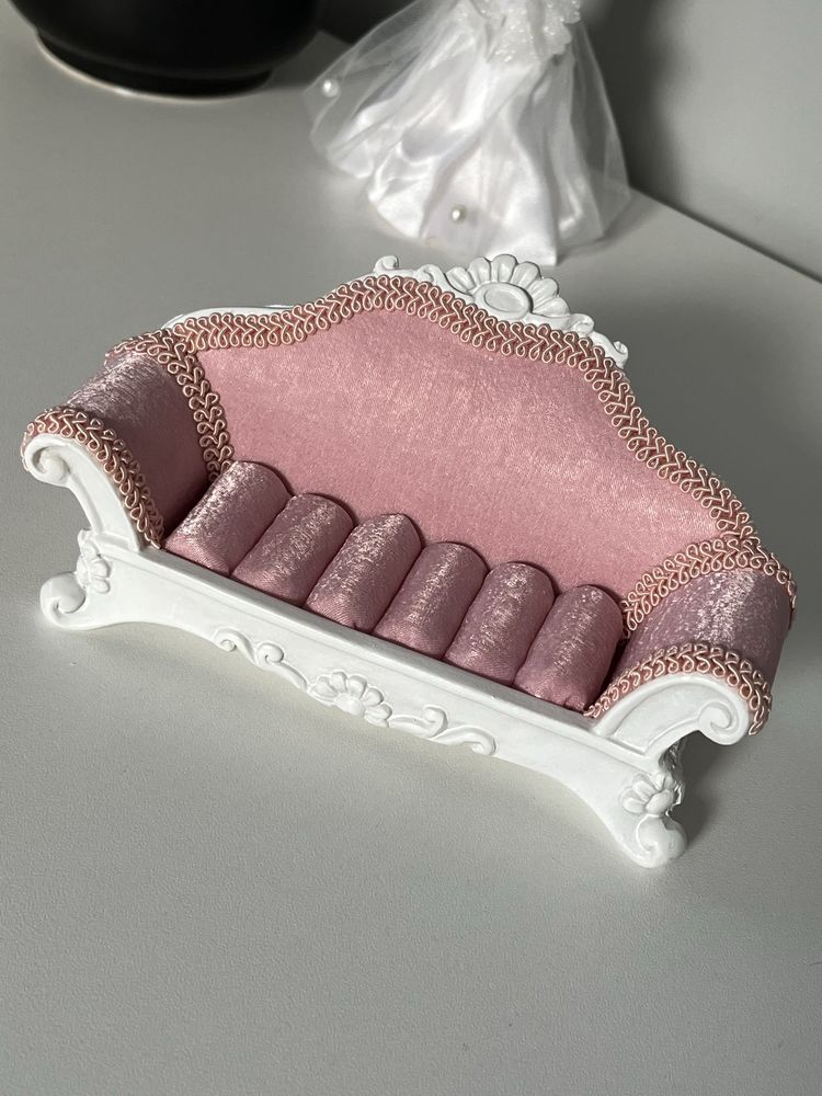 Stojak na biżuterię sofa