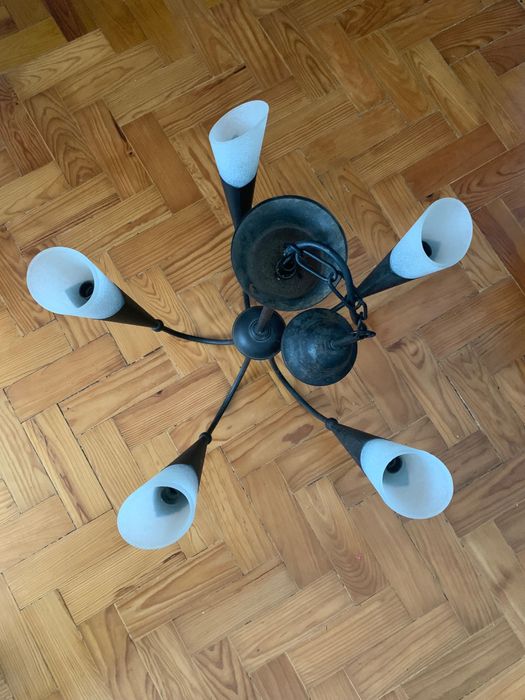 Candeeiro preto em metal com  5 braços