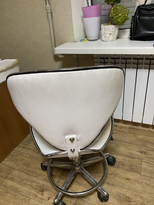 Крісло майстра манікюра