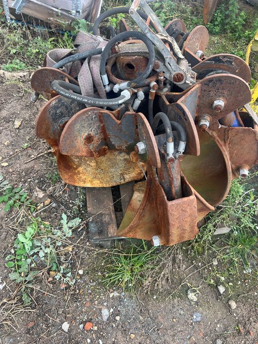 Uszkodzony chwytak do złomu