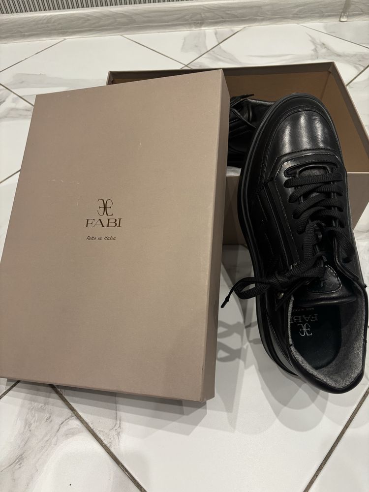 Продам чоловічі кросівки Fabi