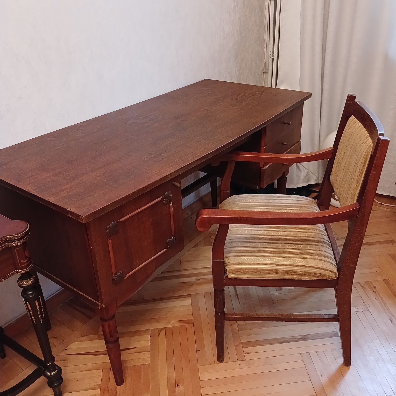 Продам стол с креслом