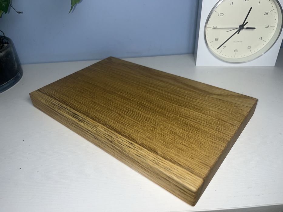Gruba dębowa deska do krojenia z wypełnieniami z żywicy