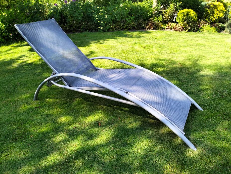 Nowoczesny i wygodny leżak ogrodowy lekki aluminiowy